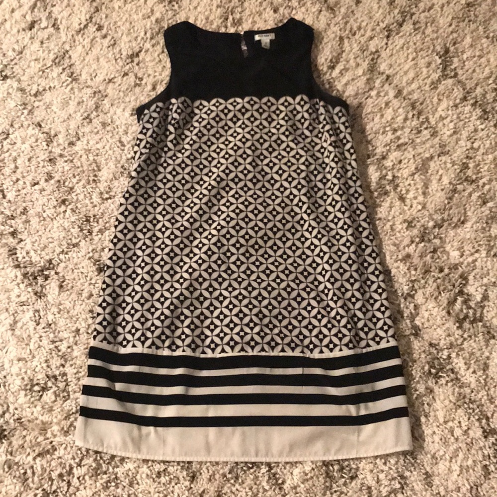 Sleeveless black and white patterned dress